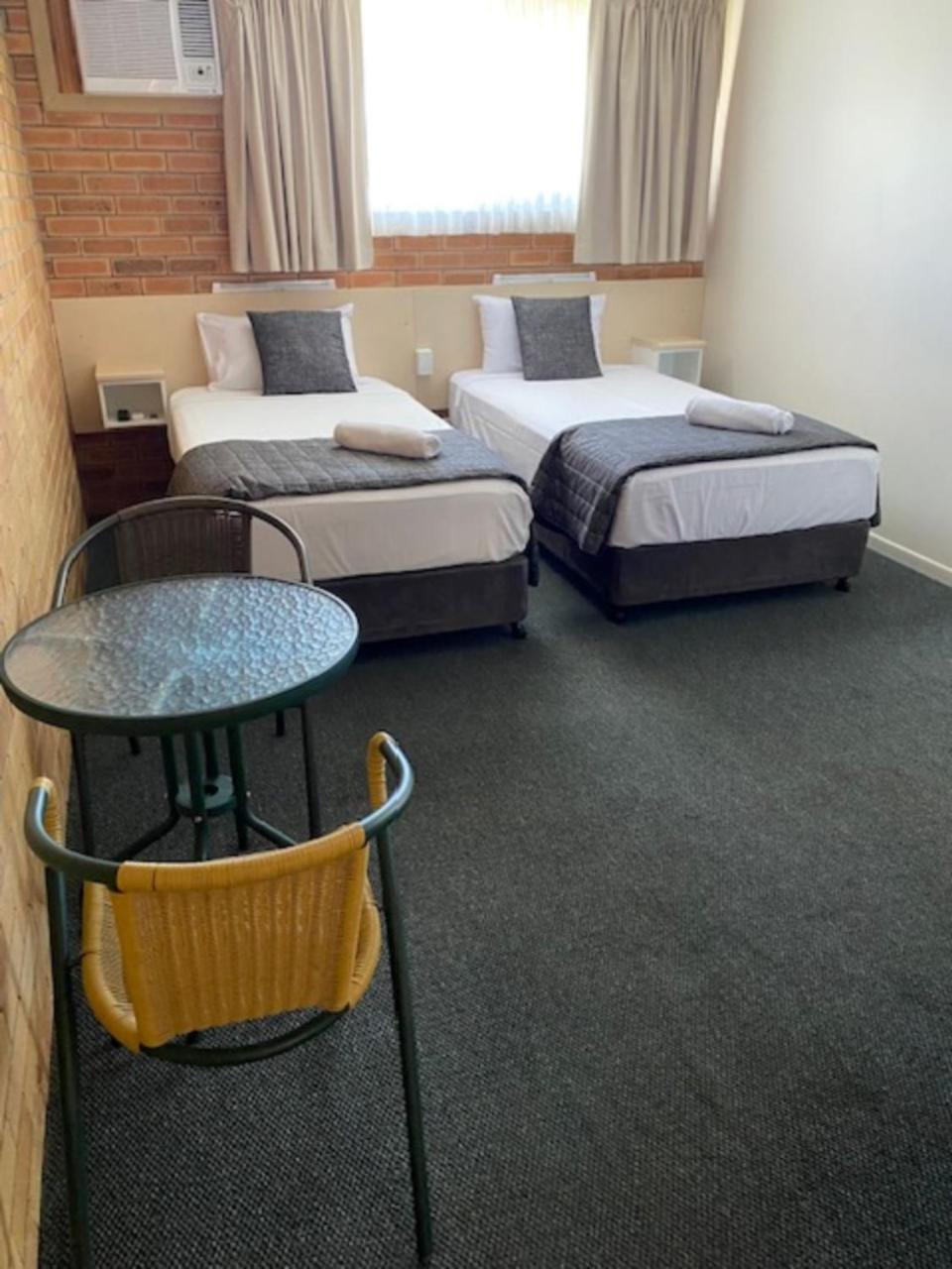 וורוויק Buckaroo Motor Inn מראה חיצוני תמונה