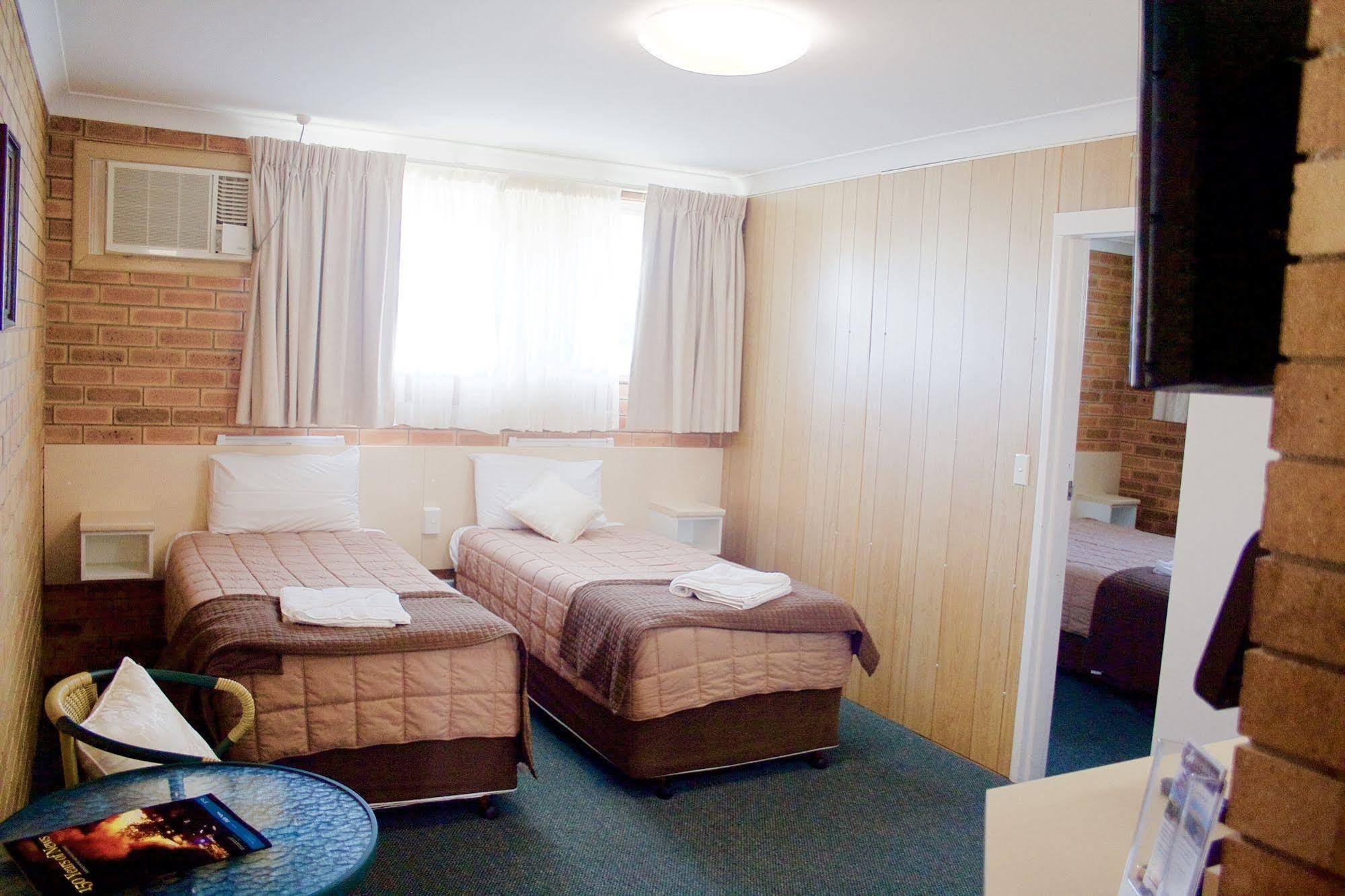 וורוויק Buckaroo Motor Inn מראה חיצוני תמונה